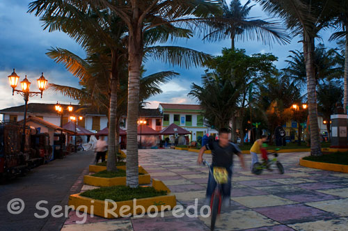 Uns nens juguen amb la seva bicicleta a la Plaça central de Salento. Quindío. Salento a la tarda, encara amb les seves lluentors de albada, el festí de vius colors untats a les cases i el gradual desfilada de yipaos que es van estacionant a la plaça central. Alguns d'ells ja han fet els seus viatges a les senderes i els seus conductors s'afanyen per atipar novament de cafè, passatgers, corotos i d'històries, doncs a aquell carret que sembla no albergar un sospir li cap de tot i sempre hi haurà un espai per a qui vulgui muntar a bord de l'anecdotari d'un poble cafeter. A primera hora es veu poca gent, però no faltarà el gentil traginer o l'estimat habitant disposat a xerrar amb el nouvingut o el que torna imantat per aquestes característiques rurals, urbanes i culturals. Els motius d'interès comencen amb l'amabilitat a flotació dels personatges bonachones que van sortint al pas en aquest primer recorregut pel parc principal.    