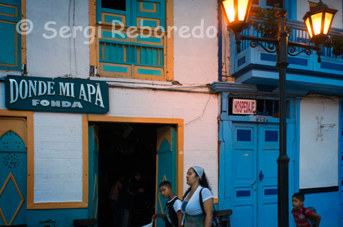 On meu apa. Fonda. Alguns bars i allotjaments de Salento. Quindío. Salento és un municipi colombià en el departament del Quindío. Crida el pare del Quindío per ser el municipi més antic d'aquest departament, és conegut com el municipi Bressol de l'arbre Nacional "la Palma de Cera", posseeix una gran varietat d'atractius turístics entre ells La Vall de Cocora on es pot trobar un paisatge ple de natura i fer caminades ecològiques i gaudir dels bells paisatges d'aquesta localitat. Segons un acord de l'Honorable Concejo Municipal, es va prendre com a data de fundació el 5 gener 1851 Cada any se celebren les tradicionals festes aniversarias de la seva fundació entre el dos i el dotze de gener. La temperatura mitjana és de 15 graus centígrads i té una població aproximada en el cas urbà de 3000 habitants ia la zona rural de 5500 habitants. Salento està situat al nord de la ciutat d'Armènia a nou quilòmetres pel marge dret (Posada Alemanya) de la carretera que d'Armènia condueix a Pereira, després d'abandonar l'autopista per un tram de carretera en molt bon estat en un trajecte d'altres nou quilòmetres. Es distingeix per l'arquitectura de la seva plaça, i de les seves cases antigues en bahareque i en tàpies de fang, per l'amabilitat i gentilesa dels seus pobladors, pels seus bells paisatges i per la seva excel · lent clima. Senderes Navarco: És una sendera que té 23 afluents d'Aigua, 2 rius anomenats Navarco del qual deriva la sendera seu Nom i Boquerón que delimita la sendera en la seva part Nord. Posseeix una reserva natural molt extensa en fauna i flora en ella es construirà pròximament la reserva hídrica del Quindío. Té una escola anomenada Nens de l'esperança construïda sobre un cementiri indígena. La temperatura mitjana és de 6 a 18 graus centígrads.