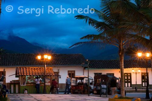 Salento's central square at dusk. Quindío. Ecotourism attractions SALENTO COCORA VALLEY Located north of Salento between 1,800 and 2,400 meters., Its name means Star Water is the natural habitat of the wax palm, where the environment is MORROGACHO HILL: Centre of different ecological habitats, as well as in surrounding cemeteries have been discovered some Indians made up graves cancel, which is also found in the Acaime Nature Reserve, on the road leading to the biological station Star Water, which offers the course called "Path of the Tombs. " QUINDÍO RIVER AND RAILWAY BRIDGE EXPLANEACIÓN Quindío The river rises in the wilderness of Romerales, at an altitude of 4,000 meters, covers a stretch of 71.3 km Crossing the department in the northeast and the bridge is located in the village Boquía under structure are Boquía the river, which drains to river Quindío, built in 1948, was part of a large project, which sought to communicate via Buenaventura with Bogota and Armenia to Ibague. LAKE CHARM At an altitude of 3,880 meters, between the Paramillo Quindio and Nevado del Tolima, is an ideal place to camp and rest before embarking on the journey to the nearby snow capped mountains. PALM WAX QUINDÍO National Tree of Colombia, Law 61 of 1,985 lives in the high Andean forest or cloud forest, is the highest in the world and it grows at higher altitudes. BIRDING Salento offers an interesting route that allows the observation of birds. Contact: Phone (6) 7592252 Cel 311 3122566 - 311 7699190. FESTIVALS AND EVENTS PARTY OF SALENTO ANIVERSARIAS - 1 to 8 January: its main events are: Coroteo peasant rajaleñas contest, mule contest, parade of classic bicycles, riding, popular festivals, kingdoms, others. NATIONAL TREE DAY - 16 September: Quindio wax palm. Reforestation with Wax Palms, protocalerio event in the Plaza de Bolivar, complete with recreation sports and culture. EASTER: proceiones and religious acts, tinged with an appropriate cutural programming. LIVESTOCK SHOW: Held in October, with exhibits of cattle, striking competitions and sale. CRAFT SHOW: year-round in the Salento ROYAL STREET. OTHER ACTIVITIES: every Friday throughout the program deporteando Bolivar Park and Wednesday is celebrated cinema park. CRAFTS: there are in the main square and along the Calle Real, a large and varied range of colorful and attractive handicraft stores and workshops, highlighting work in wood, bamboo, natural fibers, textiles, jewelry, candles and painting among others. HORSEBACK RIDING: aniversarias and festivities during the weekends throughout the year. Salento is one of the most important deals Quindío for nice rides in its nature trails and beautiful scenery. There are several companies specializing in the area that offer affordable, rental of horses with expert guides.