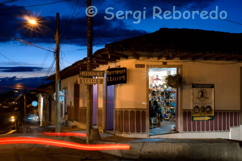 Artesanías Llillos ubicado en la Plaza central de Salento. Quindío. Salento tiene un atractivo muy particular, su ambiente multicultural hace de este sitio un encanto. Los artesanos que habitan en su aldea elaboran artesanía sobre la Calle Real. Sobre el verde de la montaña, a pocos kilómetros del pueblo, podrás visitar uno de los sitios más hermosos de Latinoamérica, el Valle de Cocora  y su Palma de Cera. Prepárate para una caminata ecológica y acercarte a la naturaleza. Artesanía, paisaje, fauna y flora es lo que vivirás en Salento. Salento está ubicado en el extremo nororiental del departamento del Quindío corazón del eje cafetero Colombiano, cuenta con una extensión de 375,63 Kilómetros cuadrados y una población de 8.903 habitantes. Su clima posee una temperatura promedio de 15 ºC y su área urbana se encuentra a una altitud de 1.895 metros sobre el nivel del mar. Sus principales actividades económicas son: la ganadería, la agricultura y el ecoturismo.