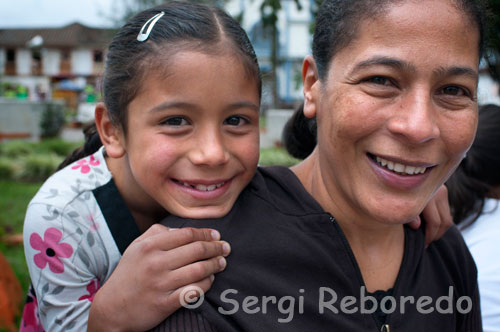 A woman is photographed with his daughter in the central square of Salento. Quindío. The tour in Salento is complemented by the pleasure of enjoying the traditional cuisine. Thanks to the existence of many farms, trout in the various presentations is the town's most famous dish. Start in one corner of the plaza heading north to the Alto de la Cruz lookout. This is the best preserved street with the role of traditional houses and happy that you have deserved to be among the Salento most beautiful towns in Colombia. It gives the confluence of a large craft market, restaurants, cafes and inns with their products and services are the commercial heart of the municipality. These sites are conducive to acquire very good memories, bamboo crafts, and generally lots of items like ponchos, hats, bracelets and necklaces. It's called Real Street because that was where the richest people lived and influential people.