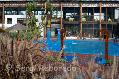 Hotel Termales El Otoño. Termales El Otoño Hotel y Centro de Convenciones se encuentra ubicado a diez minutos del Aeropuerto La Nubia y a 20 de la ciudad de Manizales, en la antigua vía al Nevado. El Hotel cuenta con 20 cabañas de una y dos habitaciones, dotadas cada una con jacuzzi termal, chimenea, mini-bar, sala de star, televisor a color, teléfono, caja de seguridad y calefacción. Adicional a ellas, contamos con 23 habitaciones campestres y 10 habitaciones en el edificio principal. En nuestro Restaurante – bar, el huésped podrá disfrutar de una exquisita gastronomía en un ambiente tranquilo, acogedor y campestre. En nuestras instalaciones rodeadas de hermosos jardines, el huésped podrá disfrutar de tres piscinas con aguas termales con temperatura promedio de 41º C, las cuales son excelentes para el descanso; además contamos con una sala de masajes, turco y jacuzzi. Ahora con el más moderno centro de convenciones del País. Auditorio con capacidad para 600 personas, seis salones múltiples para 100 personas cada uno, sala VIP, tres camerinos, dos salas de prensa, sala de traducción simultánea y toda la tecnología de punta, para que usted y su empresa realicen exitosamente sus eventos corporativos. Una opción diferente en medio de un paisaje que ningún otro lugar le puede ofrecer. Adicionalmente, contamos con cuatro salones con capacidades para 7, 14, 120 y 150 personas, dotados con ayudas audiovisuales, Internet inalámbrico y banda ancha, servicio de fax y fotocopiadora, lo que hace de nuestro Hotel el sitio ideal para sus eventos. Por tomar los servicios de refrigerio y almuerzo, ofrecemos, sin costo adicional, auditorio tipo teatro con capacidad para 120, 80, 15 y 7 personas, con retroproyector de acetatos y filminas, papelógrafo, marcadores, TV, VHS, agua, estación de tintos y aromáticas permanente. Transporte en las busetas del hotel con capacidad para 14, 24 y 27 personas en horarios previamente establecidos. 