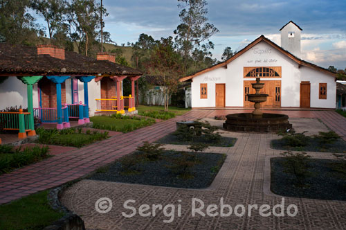 Thermal Autumn Hotel and Convention Center, located on the old road to the Nevado del Ruiz, 10 minutes from La Nubia Airport and 20 minutes from the city of Manizales. Autumn Springs is a beautiful set cabins with characteristics of the coffee region, which speak for themselves of what the coffee culture in Colombia and the world. the cabins are furnished with a cozy decoration suitable for cold CLMA this area, the cottages have jacuzzi natural water springs, which have a good quality in concentrations of sulfur, which makes them nice to have a pleasant break ma . The food is very good and the prices to be as good quality are very good, very good fruit and juices can get. The pools have sizes for adults and children. The water is very relaxing and if you are a partner, is perfect to have a good romantic moments. The accseso is good and is an urban bus route into the transport terminal that goes to the hotel. Is relatively close to the city of Manizales, but transportation is good. Very good to enjoy a natural landscape of cold weather, some walking nature trails and learn about the coffee culture.