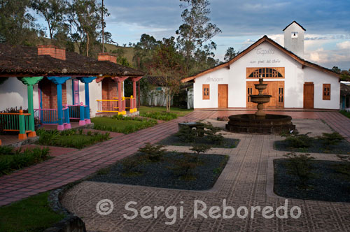 Termales El Otoño Hotel y Centro de Convenciones, ubicado en la vía antigua al Nevado del Ruiz, a 10 minutos del aeropuerto La Nubia y a 20 minutos de la ciudad de Manizales. Termales El Otoño, es un hermoso conjunto de cabañas con características propias de la región cafetera, que hablan por sí propias de lo que es la cultura cafetera en Colombia y el mundo. las cabañas están amobladas con una acogedora decoración muy apropiado para el clma frío de esta zona, las cabañas cuentan con jacuzzi de aguas naturales termales, que cuentan con una buena calidad en concentraciones de azufre, lo que las hace agradables para tener un descanso má placentero. La comida es muy buena y los precios, para ser de tan buena calidad son muy buenos, frutas y jugos muy buenos puedes conseguir. Las piscinas, tienen tamaños para adultos y niños. El agua es muy relajante y si se va en pareja, es perfecto para tener unos buenos momentos románticos. El accseso es bueno y se encuentra una ruta de bus urbano en el terminal de transporte que llega hasta el hotel. Está relativamente cerca de la ciudad de manizales, pero el transporte es bueno. Muy bueno para disfrutar un paisaje natural de clima frío, caminar por algunos senderos naturales y conocer sobre la cultura cafetera.