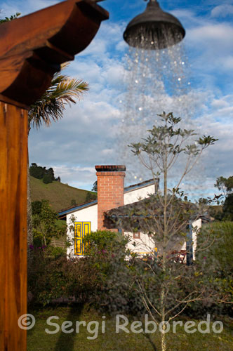 Termales el Otoño, en el Triángulo del Café, a 20 minutos de Manizales, es un complejo hotelero y de eventos, con aguas termales, reconocido mundialmente por su infraestructura excepcional. Con un modelo de diseño basado en el respeto por la biodiversidad, el medio ambiente y la calidad de sus aguas termales, a solo 20 minutos de la ciudad de Manizales, en la vía que de ésta conduce al Magdalena, o la antigua vía al Nevado del Ruiz, los amantes del termalismo pueden encontrar uno de los más hermosos y confortables termales del Triángulo del Café: los Termales del Otoño. Circundado por paisajes de verdes increíbles, cercano a bosques de niebla, montañas y jardines, se levanta este complejo turístico que ofrece al viajero 20 cabañas de lujo con 1 y 2 habitaciones, provistas cada una de jacuzzi termal, chimenea y otros servicios hoteleros adicionales. Igualmente, ofrece 23 habitaciones campestres y 10 habitaciones en su edificio principal, bar y restaurante y un Centro de Convenciones.