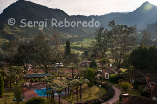 Termales El Otoño, Hotel y Centro de Convenciones: Ubicado en la hermosa ciudad de Manizales, el hotel y centro de convenciones  Termales El Otoño ofrece a sus visitantes la posibilidad de disfrutar de una hermosa vista y un muy cómodo alojamiento en un hotel rodeado por montañas y bosques de niebla donde podrá tener contacto directo con la naturaleza, repirar el aire puro y disfrutar de aguas termales que harán de su estadía una experiencia aún más relajante. Ubicación de Termales El Otoño El hotel se encuentra ubicado a las afueras de la ciudad de Manizales, capital del departamento de Caldas-Colombia. Desde Manizales es un viaje que toma aproximadamente 15 minutos y tan sólo 10 minutos desde el aeropuerto La Nubia.