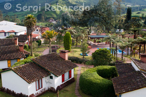 Autumn Springs is a relaxing experience amidst mountains and cloud forests. In contact with nature and fresh air, you can enjoy the comfort and tranquility of relaxing and therapeutic benefits of thermal water. Leave the city of Manizales to the Hot Springs Fall, located just 20 minutes drive from the town of Manizales or 50 minutes from National Park of Los Nevados, is an approximate height of 2,500 meters. This place has the services of a private pool, a public swimming pool, restaurant, and green areas. Back to Manizales.