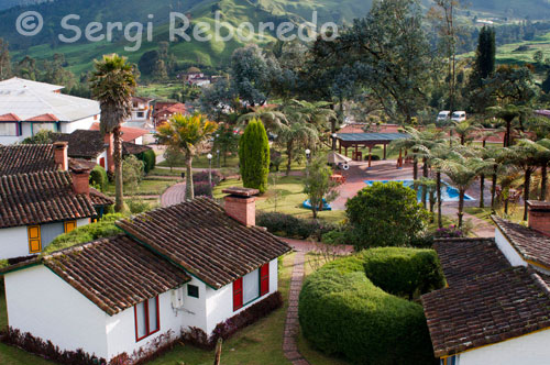 Termals La Tardor és una experiència de descans enmig de muntanyes i boscos de boira. En contacte amb la natura i aire pur, es pot gaudir amb la major comoditat i tranquil · litat dels beneficis terapèutics i relaxants de l'aigua termal. Sortida de la ciutat de Manizales cap als termals la tardor, localitzats a només 20 minuts amb cotxe del nucli urbà de la ciutat de Manizales o a 50 minuts del Parc Nacional Natural dels Nevats, es troba una alçada aproximada de 2.500 msnm. Aquest lloc compta amb els serveis d'una piscina privada, una piscina pública, restaurant, i zones verdes. Retorn a Manizales.