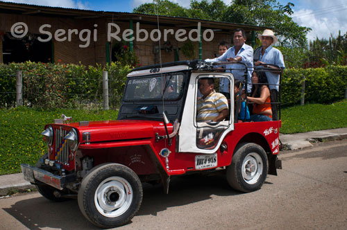 Un Jeep Willys utilitzat comunament en aquestes terres per a transport de persones o coses. La paraula yipao no existeix al diccionari real de l'acadèmia espanyola. És un barbarisme que prové del vocable jeep, un tipus específic de vehicle. Són molt comuns els yipaos de cafè, plàtan, yuca, corotos. El Jeep Willys és un vehicle tipus pagès, fabricat en E. U. amb destinació a la guerra, culminada la segona guerra mundial i la de Corea, els nord-americans es van veure inundats d'aquests carros i van començar a vendre'ls molt barats als països del tercer món entre ells COLÒMBIA, són vehicles lleugers amb carrosseria petita, fets per travessar camps destapats, sense paviment. En colombia van ser importats pel senyor Leònides LARA i els seus fills especialment amb destinació a l'exercit, doncs venien proveïts dels elements suficients per a la guerra. En Quindio van ser portats pels senyors ANTONIO JARAMILLO I JOAQUIN Londoño qui van tenir els serveis del conductor MARIO JARAMILLO ARANGO. Primer home que va entrar a la ciutat de manejant Jeep Willys (en els anys cuarentas), on l'únic que havia pavimentat en armènia era la part del carrer de sobre i un tros del carrer real. El Jeep Willys es fabrico a Toledo, Ohio, E.U. el mes de juny de 1.943 es van construir 600.000 per la segona guerra mundial. Motor original "GODEVIL" de 4 cilindres, potència de 65 cavalls, caixa de transferència "Spicer" Willys GP abreviatura de "general purpose" que en espanyol significa "propòsit general". La desfilada del yipao es realitza en armènia (Quindio) des 1.988 per iniciativa de LUIS FERNANDO RAMIREZ Echeverry I JHON JARAMILLO VELEZ en les categories coroteo, transport humà, productes agrícoles i piqui. Avui dia hi ha quatre categories de la desfilada i concurs del yipao així: Transport de productes agrícoles En aquesta categoria es carreguen els Willys amb els productes agrícoles de la regió: cafè, plàtan, banana, iuca, llenya, fruites cítriques i mates de cafè ( colinos). Trasteig tradicional: És una categoria molt pintoresca, en la qual els participants carreguen les seves Willys amb la major quantitat d'elements tradicionals de trasteig, utilitzats en les finques cafeteres. El Willys apareix ple de: mobles (llits, cadires, taules, armaris), plantes, quadres, mascotes (gossos, gats, aus), animals de granja (porcs, ànecs), màquina de cosir, matalassos, mantes, roba, olles , gàbies amb les gallines, llums, sanitari, retrats dels avis i fins alguns integrants de la família. Categoria lliure: És una categoria que requereix molta creativitat. Els Willys apareixen disfressats i carregats tot el que a un participant se li pugui ocórrer: animals, nines, l'equip de futbol, sabates, etc. Concurs "del piqui": Aquesta és la part més atractiva i aplaudida de l'esdeveniment que causa sorpresa, a causa de la capacitat i força que té el Jeep Willys i la destresa del conductor del carro. El concurs consisteix a carregar el Willys amb 1800 kg amb algun producte de la regió (generalment cafè). El pes ha de ser ben distribuït en la part posterior del Willys per, després, en l'acceleració el carro s'inclini, rodant en les dues llantes del darrere. L'objectiu del pic és mantenir el carro inclinat, avançant el major nombre de metres en línia recta i en només dos llantes. El yipao és un dels esdeveniments culturals més simbòlics del Quindío, és tota una tradició i un mitjà de transport que identifica la cultura del Triangle del Cafè.