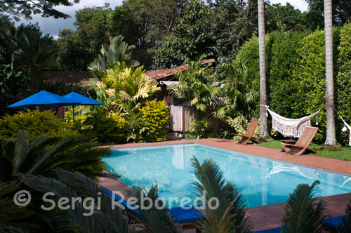 Piscina del Hotel Sazagua. Pereira. Vista de la piscina del Hotel Boutique Sazagua, a pocos kilómetros de Pereira, en el Triángulo del Café de Colombia. Sus jardines son un placer para los sentidos, con una hermosa colección de palmas y plantas tropicales que atraen una amplia diversidad de aves de la región. El Spa Prana soporta todos sus procesos en la inherente importancia del agua como un factor equilibrante del fluido energético de los seres vivos.  Conciente de los niveles actuales de estrés a los que estamos sometidos en nuestros hogares, trabajos y ciudades, se establece la urgente necesidad de restablecer el desbalance que causan las presiones diarias en el delicado equilibrio del ser humano. Para eso contamos con la más moderna tecnología disponible en la actualidad sino además con un excelente equipo humano, certificado y conciente de la importancia de brindar un servicio de la más alta calidad, esto, combinado con una instalación acogedora hace que cada usuario se sienta cómodo y a gusto. 