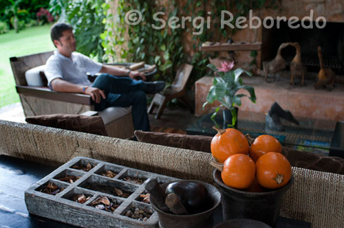 Zona contigua al jardín, en el Hotel Sazagua.  EL CONCEPTO DE LOS PEQUEÑOS HOTELES CON ENCANTO EN SU MEJOR EXPRESIÓN: DISEÑO, FINOS DETALLES Y CUIDADOSO SERVICIO. El lugar surge en el corazón del Eje Cafetero, en los Andes Centrales de Colombia, como una exquisita manifestación de cultura hospitalaria y gastronómica. Con su nombre rinde homenaje a la civilización Quimbaya que habitó la región. Con un clima excepcional y el bello entorno natural de las tierras templadas del café, Sazagua es un Hotel Boutique para visitantes especiales.  Sus espacios evocan las antiguas casonas de los feudos cafeteros y se recrean sus ambientes con estructuras en madera, amplios corredores, pisos coloniales, tejas de barro, colores vivos, luz y naturaleza.  La decoración ecléctica, con muebles de diferentes épocas y lugares del mundo, mas una selecta colección de arte, generan un cautivante ambiente de confort casero, refinamiento, amable servicio y un toque personal en cada detalle, que permite disfrutar la cocina novedosa y contemporánea que destaca a Sazagua.  En el interior de un espectacular jardín, con hermosas colecciones de palmas y plantas tropicales que atraen a una gran diversidad de aves de la región, se descubre un hermoso y único spa construido con grandes rocas de río, haciendo a éste, un placer para los sentidos. Así mismo, este Hotel es lugar ideal para conferencias, reuniones de trabajo y celebraciones especiales, familiares o corporativas