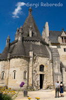 LA ABADIA DE Fontevraud, SÍMBOL DE PODER En l'actualitat, està convertida en un centre cultural, al qual s'acosten els visitants a admirar l'església abacial romànica del segle XII, el claustre de Le Grand-Mostoier, la sala capitular, el refectori i les extraordinàries cuines romàniques. Fundada en 1101 pel eremita Robert de Abrissel, l'abadia de Fontevraud es va convertir durant la Revolució Francesa en una de les ciutats monàstiques més grans d'Europa. Sustentat pels papes, els bisbes i els comtes d'Anjou, s'erigeix ??com el símbol del poder dels Plantegenêt albergant aquí la seva necròpolis. Aquí, a l'església de l'abadia, van triar ser sepultats els reis Plantagenet (Enric II, Eleonora d'Aquitània, Ricado Cor de Lleó i Isabel d'Angoulême).