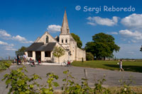 Una petita església en el trajecte amb bicicleta de Fontevraud a Saumur. Vint quilòmetres més de bicicleta des de Fontevraud i vam arribar a les portes de Saumur, una petita ciutat a les portes del Loira. D'aquesta ciutat destaquen sobretot la qualitat dels seus vins, els seus cavalls i els seus xampinyons, encara que el castell medieval que es pot observar des de qualsevol punt de la ciutat també mereix molts elogis.