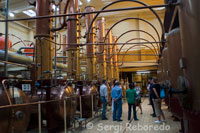 Interior de la fàbrica de Cointreau (www.remy-cointreau.com) on destil.len 30 milions de flascons d'aquest licor de gust de taronja.