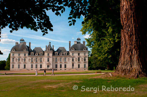 Cheverny, UN TRESOR PER ALS AMANTS DE TINTIN Aquest castell, que va inspirar Hergé per dibuixar el famós Moulinsart del capità Haddock, és una barreja d'art clàssic i popular. Les dependències del castell allotgen una excepcional sala dels Trofeus, rica amb més de dos mil cossos de cérvol i una gossera amb setanta esplèndids exemplars de gossos ensinistrats per a la caça. Amb bastant assiduïtat, els propietaris de Chaverny organitzen caceres amb força renom entre els entesos. No gaire lluny de la gossera es troba una exposició permanent sobre Tintín i els secrets de Moulinsart, en què per a molts destaca especialment la similitud de les fotografies de personatges reals i els de còmic il.lustrats per Hergé.