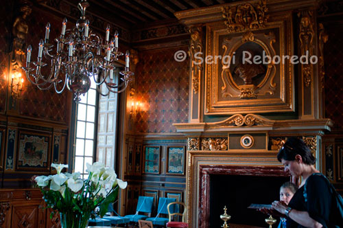 CHEVERNY, UN TESORO PARA LOS AMANTES DE TINTIN. Interior del Castillo. Este castillo, que inspiró a Hergé para dibujar el famoso Moulinsart del capitán Haddock, es una mezcla de arte clásico y popular. Las dependencias del castillo alojan una excepcional sala de los Trofeos, rica con más de dos mil cuerpos de ciervo y una perrera con setenta espléndidos ejemplares de perros adiestrados para la caza. Con bastante asiduidad, los propietarios de Chaverny organizan cacerías con bastante renombre entre los entendidos.