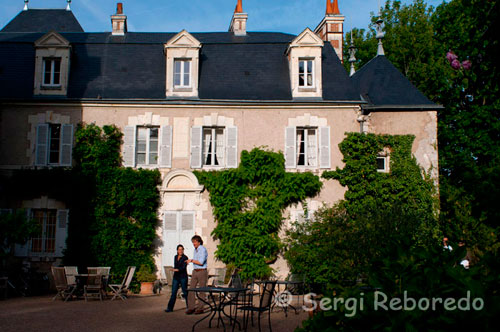 Hotel Chateau du Breiuil (www.chateau-du-breuil.fr) 23, Route de Fougères 41.700 Chevemy. Telf 33 (0) 2 54 44 20 20. Un castell que sembla sortit d'un conte de fades situat al cor de la Vall del Loire, a poca distància de Cheverny. El Chateau de Breuil ofereix unes habitacions amb una decoració personalitzada. Disposa de salons d'època, amb vistes al parc, en un ambient íntim i refinat. També l'envolta un parc de 45 hectàrees. Compta amb tres estrelles i els seus preus giren al voltant dels 140 euros.