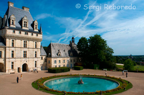 VALENÇAY, El Castillo de Talleyrand. Along with the beauty of its architecture and the splendor of its furniture, this castle is also famous for its history. For over thirty years was owned by the illustrious Charles Maurice de Talleyrand, who acquired it in 1803 to receive foreign dignitaries, serving as foreign minister of Napoleon. The property was purchased by the large sum of 1,600,000 francs, while its 100 rooms, 150 acres of woods, meadows and vineyards, and 99 workshops located in the interior are one of the largest feudal estates of France.