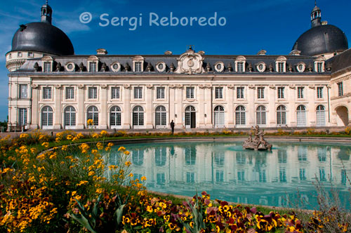 VALENÇAY, El Castillo de Talleyrand. Here were housed eg Princes of Spain with his entourage while it lasted six years of exile that lasted from 1808 to 1814. Along with the beauty of its architecture and the splendor of its furniture, this castle is also famous for its history. For over thirty years was owned by the illustrious Charles Maurice de Talleyrand, who acquired it in 1803 to receive foreign dignitaries, serving as foreign minister of Napoleon. The property was purchased by the large sum of 1,600,000 francs, while its 100 rooms, 150 acres of woods, meadows and vineyards, and 99 workshops located in the interior are one of the largest feudal estates of France. 