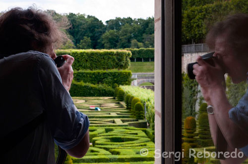 FOTOGRAFIA ndo ELS JARDINS DE Villandry Aquests jardins estan dividits en diferents zones, una ornamental al costat del castell (dedicat a l'amor tendre, l'amor apassionat, l'amor infidel i l'amor tràgic), una escola aigua al voltant de l'estany, i un jardí de herbes medicinals, aromàtiques, i hortofructícola. La decoració d'aquests jardins renaixentistes és absolutament exquisida, i en gran part es deu a dos paisatgista andalusos, Antonio Lozano i Javier de Winthuysen Losada artífexs de la seva reconstrucció a principis del segle XX, quan la propietat va ser adquirida pel doctor extremeny Joaquín Carvallo, besnét de l'actual propietari.