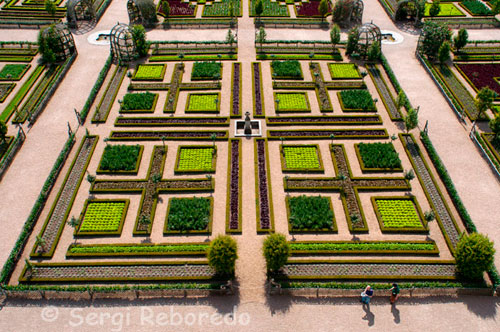EL CASTILLO Y LOS JARDINES DE VILLANDRY Estos jardines están divididos en distintas zonas, una ornamental junto al castillo (dedicado al amor tierno, el amor apasionado, el amor infiel y el amor trágico), un jardín de agua alrededor del estanque, y un jardín de hiervas medicinales, aromáticas, y hortofrutícola. La decoración de estos jardines renacentistas es absolutamente exquisita, y en gran parte se debe a  dos paisajista andaluces, Antonio Lozano y Javier de Winthuysen Losada artífices de su reconstrucción a principios del siglo XX, cuando la propiedad fue adquirida por el doctor extremeño Joaquín Carvallo, bisnieto del actual propietario.