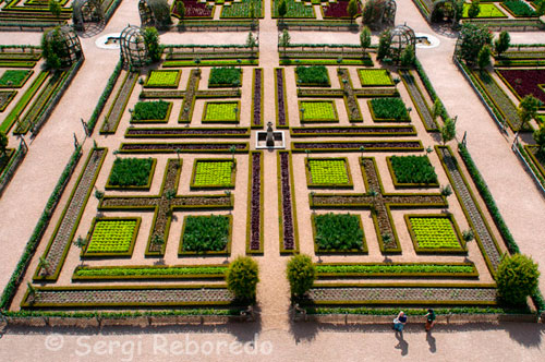 EL CASTELL I ELS JARDINS DE Villandry Aquests jardins estan dividits en diferents zones, una ornamental al costat del castell (dedicat a l'amor tendre, l'amor apassionat, l'amor infidel i l'amor tràgic), una escola aigua al voltant de l'estany, i un jardí de herbes medicinals, aromàtiques, i hortofructícola. La decoració d'aquests jardins renaixentistes és absolutament exquisida, i en gran part es deu a dos paisatgista andalusos, Antonio Lozano i Javier de Winthuysen Losada artífexs de la seva reconstrucció a principis del segle XX, quan la propietat va ser adquirida pel doctor extremeny Joaquín Carvallo, besnét de l'actual propietari.