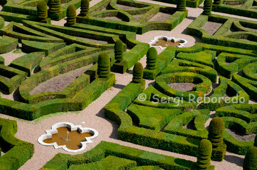 EL CASTILLO Y LOS JARDINES DE VILLANDRY Henri Carvallo, el propietario del Chateau, nos recibe en su basta propiedad para enseñarnos de primera mano todos los entresijos de este castillo renacentista ubicado a escasa distancia de Loira. Aunque lo primero que se visita es el castillo, lo que atrae a miles de turistas que pasan por aquí cada año son su jardines, que fueron creados a principios de siglo y que enaltecen al castillo.  