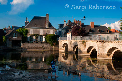 Un bonic pont sobre la carretera princiapl de Azay li Rideau