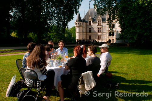 Azay LI Rideau, UN DELS ÈXITS DEL RENAIXEMENT. Esmorzar als jardins del castell. Diversos quilòmetres de bicicleta i arribem a la vora del riu Indre, on envoltat de vegetació s'alça aquest majestuós castell paradigma del Renaixement. Les aigües del riu pràcticament envolten la façana d'aquesta fortalesa, quedant reflectida en les seves aigües d'una manera gairebé simètrica. La seva història es remunta a l'època romana, sent fonamental posteriorment, a l'edat mitjana on va exercir un paper militar de vigilància sobre la Vall del Indre. Balzac va descriure aquesta petita joia com "un diamant tallat", engrazado al Indre ". Un romanticisme envolta els seus voltants, en els quals és possible passejar per extenses zones verdes confrontants, i observar com una damisela vestida per l'ocasió explica als escolars vinguts de llocs remots de França la història del "Fill del diable", tal com deien a Rideau d'Azay, el senyor feudal que va posseir el castell en el segle XII.