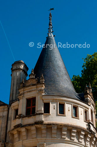 AZAY LE RIDEAU, UNO DE LOS EXITOS DEL RENACIMIENTO. Vista del torreón. Su historia se remonta a la época romana, siendo fundamental posteriormente, en la Edad Media dónde desempeñó un papel militar de vigilancia sobre el Valle del Indre. Balzac describió esta pequeña joya como “un diamante tallado”, engrazado en el Indre”. Un romanticismo envuelve sus alrededores, en los que es posible pasear por extensas zonas verdes colindantes, y observar como una damisela vestida para la ocasión explica a los escolares venidos de lugares remotos de Francia la historia del “Hijo del diablo”, tal y como apodaban a Rideau d’Azay, el señor feudal que poseyó el castillo en el siglo XII. 
