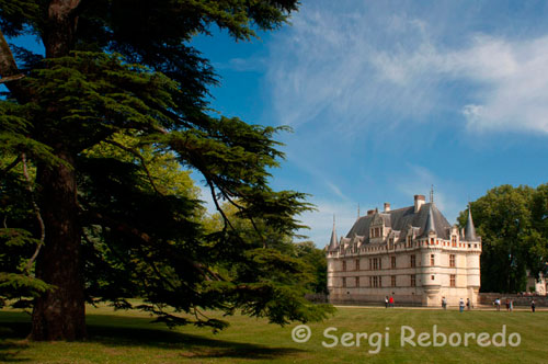 AZAY LE RIDEAU, UNO DE LOS EXITOS DEL RENACIMIENTO Varios kilómetros de bicicleta y llegamos a orillas del río Indre, donde rodeado de vegetación se alza este majestuoso castillo paradigma del Renacimiento.   Las aguas del río prácticamente rodean la fachada de esta fortaleza, quedando reflejada en sus aguas de una manera casi simétrica. 