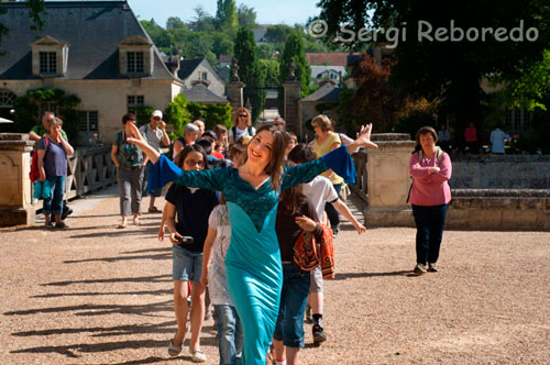 Azay le Rideau, ONE OF THE SUCCESS OF THE RENAISSANCE A guide dressed as a princess castle teaches children the history of this monument