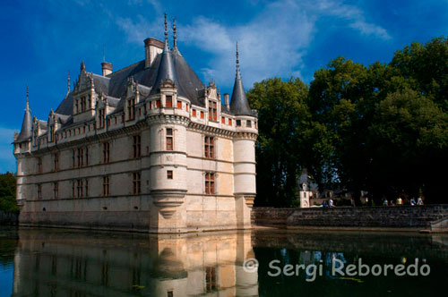 AZAY LE RIDEAU, UNO DE LOS EXITOS DEL RENACIMIENTO La historia de este castillo se remonta a la época romana, siendo fundamental posteriormente, en la Edad Media dónde desempeñó un papel militar de vigilancia sobre el Valle del Indre. Balzac describió esta pequeña joya como “un diamante tallado”, engrazado en el Indre”. Un romanticismo envuelve sus alrededores, en los que es posible pasear por extensas zonas verdes colindantes, y observar como una damisela vestida para la ocasión explica a los escolares venidos de lugares remotos de Francia la historia del “Hijo del diablo”, tal y como apodaban a Rideau d’Azay, el señor feudal que poseyó el castillo en el siglo XII.