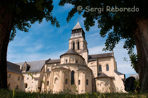 Fontevraud Abbey, SYMBOL OF POWER Founded in 1101 by Robert Abrissel the hermit, the Abbey of Fontevraud developed during the French Revolution in one of the largest monastic city in Europe. Supported by the popes, bishops and the counts of Anjou, stands as the symbol of the power of its necropolis Plantegenêt housing here. Here in the abbey church, chose to be buried Plantagenet kings (Henry II, Eleanor of Aquitaine, Ricado Lionheart and Isabella of Angoulême). Their coffins are coming and going of tourists with their cameras trying to capture the challenges of such illustrious characters. In Napoleon's time the abbey was transformed into prison and remained that way until 1963. Today is converted into a cultural center, the visitors who come to admire the Romanesque abbey church of the twelfth century, the cloister of Le Grand-Mostoier, the chapter house, refectory and the extraordinary Roman cuisine.