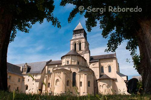 LA ABADIA DE Fontevraud, SÍMBOL DE PODER Fundada en 1101 pel eremita Robert de Abrissel, l'abadia de Fontevraud es va convertir durant la Revolució Francesa en una de les ciutats monàstiques més grans d'Europa. Sustentat pels papes, els bisbes i els comtes d'Anjou, s'erigeix ??com el símbol del poder dels Plantegenêt albergant aquí la seva necròpolis. Aquí, a l'església de l'abadia, van triar ser sepultats els reis Plantagenet (Enric II, Eleonora d'Aquitània, Ricado Cor de Lleó i Isabel d'Angoulême). Els seus sarcòfags constitueixen un anar i venir de turistes que intenten plasmar amb les seves càmeres els reptes de tan il.lustres personatges. En temps de Napoleó l'abadia es va transformar en presó, romanent d'aquesta manera fins a 1963. A l'actualitat, està convertida en un centre cultural, al qual s'acosten els visitants a admirar l'església abacial romànica del segle XII, al claustre de Le Grand-Mostoier, la sala capitular, l'refectori i les extraordinàries cuines romàniques.