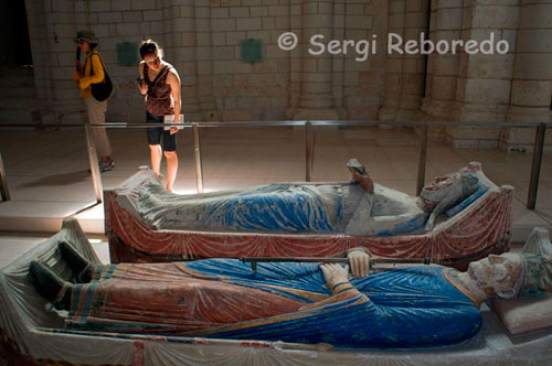 LA ABADIA DE Fontevraud, SÍMBOL DE PODER Aquí, a l'església de l'abadia, van triar ser sepultats els reis Plantagenet (Enric II, Eleonora d'Aquitània, Ricado Cor de Lleó i Isabel d'Angoulême). Els seus sarcòfags constitueixen un anar i venir de turistes que intenten plasmar amb les seves càmeres els reptes de tan il.lustres personatges. En temps de Napoleó l'abadia es va transformar en presó, romanent d'aquesta manera fins a 1963. En l'actualitat, està convertida en un centre cultural, al qual s'acosten els visitants a admirar l'església abacial romànica del segle XII, el claustre de Le Grand-Mostoier, la sala capitular, el refectori i les extraordinàries cuines romàniques.