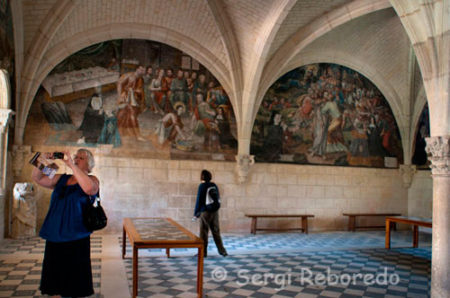 LA ABADIA DE Fontevraud, SÍMBOL DE PODER Fundada en 1101 pel eremita Robert de Abrissel, l'abadia de Fontevraud es va convertir durant la Revolució Francesa en una de les ciutats monàstiques més grans d'Europa. Sustentat pels papes, els bisbes i els comtes d'Anjou, s'erigeix ??com el símbol del poder dels Plantegenêt albergant aquí la seva necròpolis. Aquí, a l'església de l'abadia, van triar ser sepultats els reis Plantagenet (Enric II, Eleonora d'Aquitània, Ricado Cor de Lleó i Isabel d'Angoulême). Els seus sarcòfags constitueixen un anar i venir de turistes que intenten plasmar amb les seves càmeres els reptes de tan il.lustres personatges.