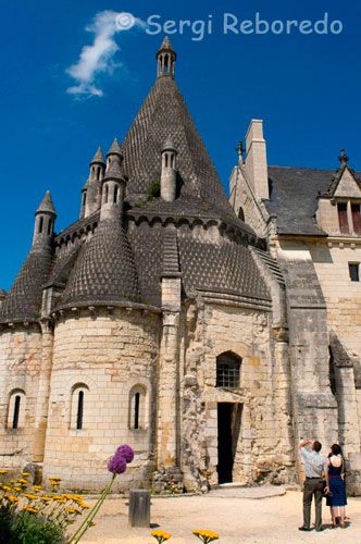 Fontevraud Abbey, symbols of power in the present, is converted into a cultural center, the visitors who come to admire the Romanesque abbey church of the twelfth century, the cloister of Le Grand-Mostoier, the chapter house, refectory and the extraordinary Roman cuisine. Founded in 1101 by Robert Abrissel the hermit, the Abbey of Fontevraud developed during the French Revolution in one of the largest monastic city in Europe. Supported by the popes, bishops and the counts of Anjou, stands as the symbol of the power of its necropolis Plantegenêt housing here. Here in the abbey church, chose to be buried Plantagenet kings (Henry II, Eleanor of Aquitaine, Ricado Lionheart and Isabella of Angoulême).