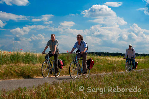 Trayecto en bicicleta de Fontevraud a Saumur. Veinte kilómetros más de bicicleta desde Fontevraud y llegamos a las puertas de Saumur, una pequeña ciudad a las puertas del Loira. 