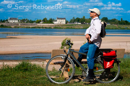 Río Loira. Trayecto en bicicleta de Fontevraud a Saumur. Veinte kilómetros más de bicicleta desde Fontevraud y llegamos a las puertas de Saumur, una pequeña ciudad a las puertas del Loira. De esta ciudad destacan sobretodo la calidad de sus vinos, sus caballos y sus champiñones, aunque el castillo medieval que puede observarse desde cualquier punto de la ciudad también merece muchos elogios.