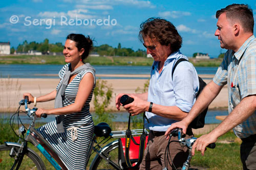 Fontevraud bike ride to the river Loire Saumur. Twenty miles of bicycle from Fontevraud and arrived at the gates of Saumur, a small town at the gates of the Loire. In this city are above the quality of its wines, horses and mushrooms, although the medieval castle can be seen from anywhere in the city also deserves praise.