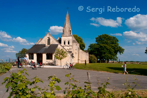 Una petita església en el trajecte amb bicicleta de Fontevraud a Saumur. Vint quilòmetres més de bicicleta des de Fontevraud i vam arribar a les portes de Saumur, una petita ciutat a les portes del Loira. D'aquesta ciutat destaquen sobretot la qualitat dels seus vins, els seus cavalls i els seus xampinyons, encara que el castell medieval que es pot observar des de qualsevol punt de la ciutat també mereix molts elogis.