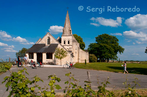 A small church in the bike ride of Fontevraud Saumur. Twenty miles of bicycle from Fontevraud and arrived at the gates of Saumur, a small town at the gates of the Loire. In this city are above the quality of its wines, horses and mushrooms, although the medieval castle can be seen from anywhere in the city also deserves praise.