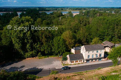 Una carretera al costat del Loira en el trajecte amb bicicleta de Fontevraud a Saumur. Vint quilòmetres més de bicicleta des de Fontevraud i vam arribar a les portes de Saumur, una petita ciutat a les portes del Loira. D'aquesta ciutat destaquen sobretot la qualitat dels seus vins, els seus cavalls i els seus xampinyons, encara que el castell medieval que es pot observar des de qualsevol punt de la ciutat també mereix molts elogis.