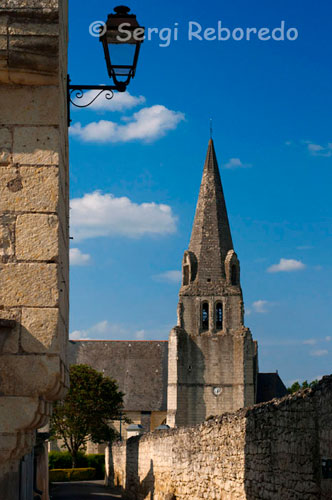 Uno de los pequeños pueblos del trayecto en bicicleta de Fontevraud a Saumur. Veinte kilómetros más de bicicleta desde Fontevraud y llegamos a las puertas de Saumur, una pequeña ciudad a las puertas del Loira. De esta ciudad destacan sobretodo la calidad de sus vinos, sus caballos y sus champiñones, aunque el castillo medieval que puede observarse desde cualquier punto de la ciudad también merece muchos elogios.