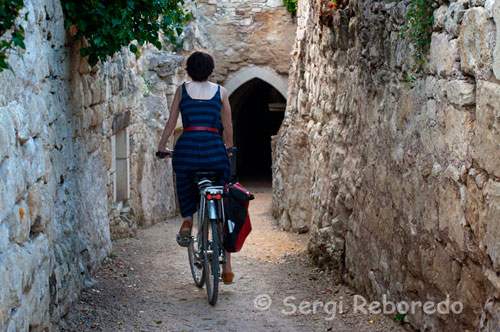 Fontevraud bike ride to Saumur. Twenty miles of bicycle from Fontevraud and arrived at the gates of Saumur, a small town at the gates of the Loire. In this city are above the quality of its wines, horses and mushrooms, although the medieval castle can be seen from anywhere in the city also deserves praise.