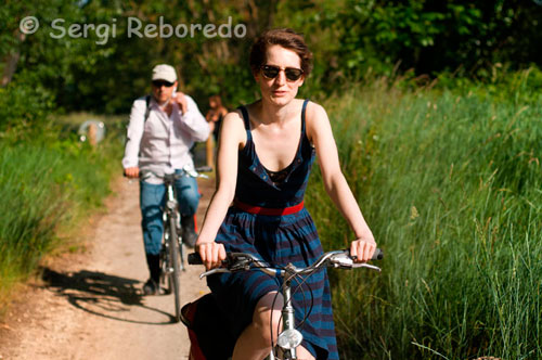 Trajecte en bicicleta de Fontevraud a Saumur. Vint quilòmetres més de bicicleta des de Fontevraud i vam arribar a les portes de Saumur, una petita ciutat a les portes del Loira. D'aquesta ciutat destaquen sobretot la qualitat dels seus vins, els seus cavalls i els seus xampinyons, encara que el castell medieval que es pot observar des de qualsevol punt de la ciutat també mereix molts elogis.