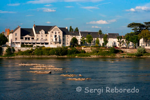 Saumur és una petita ciutat a les portes del Loira. D'aquesta ciutat destaquen sobretot la qualitat dels seus vins, els seus cavalls i els seus xampinyons, encara que el castell medieval que es pot observar des de qualsevol punt de la ciutat també mereix molts elogis.