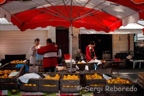 Saumur. En el seu casc antic, compost bàsicament d'estrets carrerons, es celebra cada dissabte un animat mercat on és possible trobar qualsevol cosa per estranya que sembli.