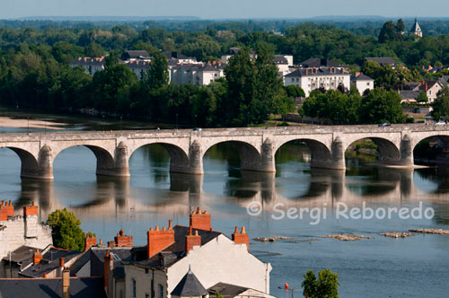 Vistes del Riu Loira des Saumur. Serpentejant les costeruts carrerons arribem fins als dominis del castell, des d'on s'obtenen una de les millors vistes d'aquesta zona de la Vall del Loira.